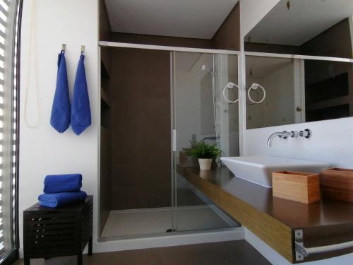 un baño con lavabo y ducha en Silver Coast Heights K, en Lourinhã