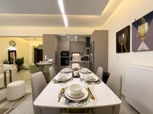 Beyond Hospitality-Modern 3 Bedroom Apt