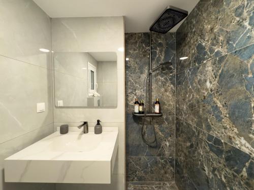 Beyond Hospitality-Modern 3 Bedroom Apt