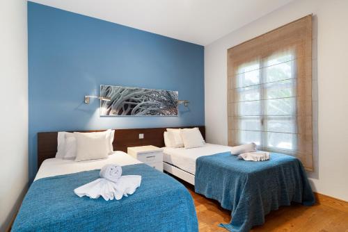 2 łóżka w pokoju z niebieskimi ścianami w obiekcie Villa Mamma Mia 2 w mieście Playa Blanca
