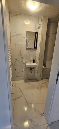 Ένα μπάνιο στο Neuewertige Wohnung mit viel Platz in Weinsberg