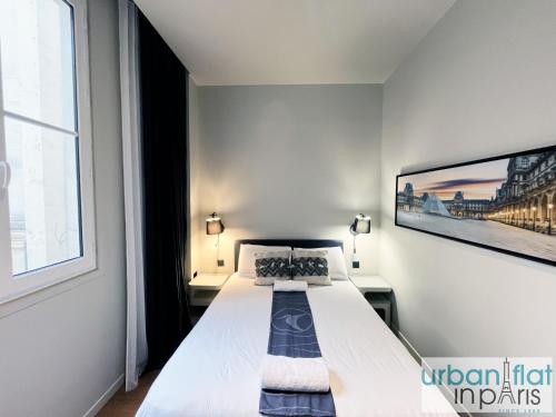 une chambre avec un lit et une grande fenêtre dans l'établissement Urban Flat 110 - Luxury 3 Bedroom near Galeries Lafayette, à Paris