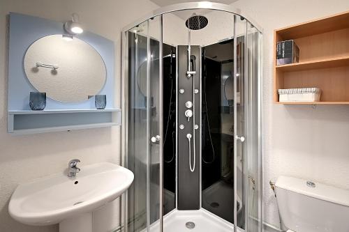 une salle de bain avec douche et lavabo dans l'établissement Le Nid des Vosges - Appt vue montagne, à Gérardmer