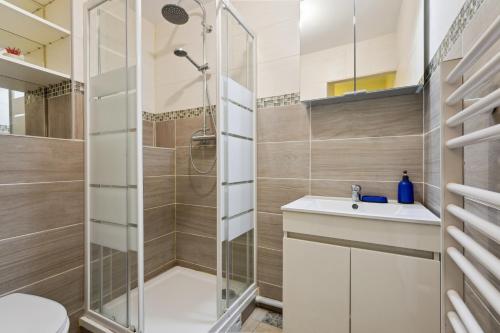 une salle de bain avec douche et lavabo dans l'établissement Budget appart avec parking au centre-ville, à Charleville-Mézières