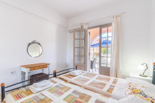 Postel nebo postele na pokoji v ubytování Kassiopi Apartment 1