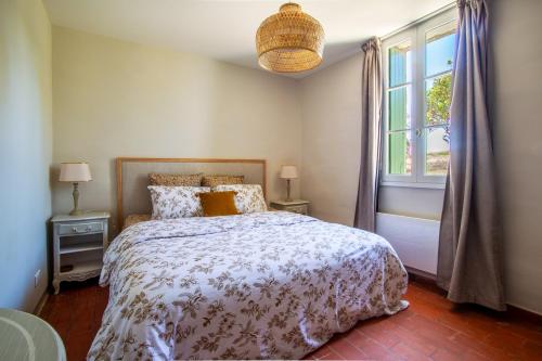 une chambre avec un grand lit et une fenêtre dans l'établissement Gîte nature avec piscine privée, à Montagnac