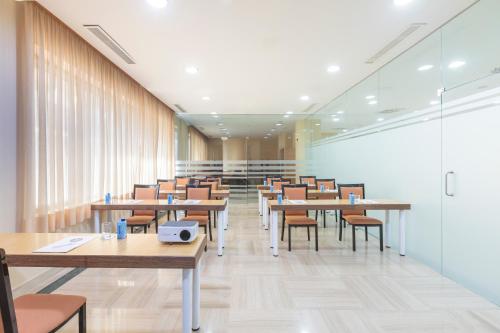 a lecture room with tables and chairs and a unintentionermottermottermottermott at Moon Dreams Calabahía in Cala del Moral