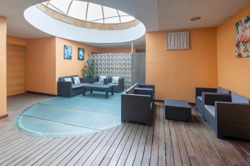 a waiting room with furniture and a skylight at Moon Dreams Calabahía in Cala del Moral