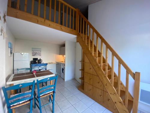 une cuisine avec un escalier menant à un loft dans l'établissement La Grière domaine Sainte Anne avec piscine, à La Tranche-sur-Mer