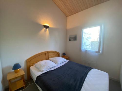 une chambre avec un lit et une fenêtre dans l'établissement La Grière domaine Sainte Anne avec piscine, à La Tranche-sur-Mer