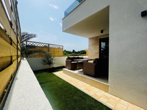Κήπος έξω από το Apartments THE BEACH RESORT VIR