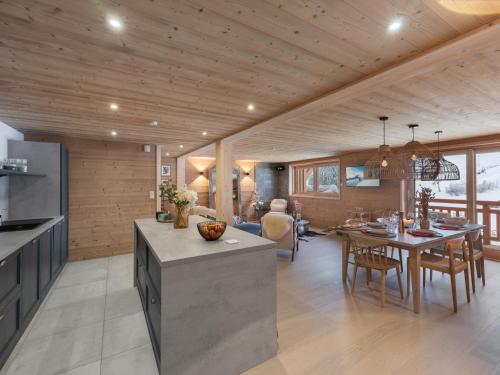 une cuisine et un salon avec une table et une salle à manger dans l'établissement 3 Fontaines - Apt E3 - BO Immobilier - Châtel - Multipass été 2025 en option à 3e par jour par personne, à Châtel