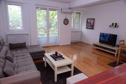 King Apartment tesisinde bir televizyon ve/veya eğlence merkezi