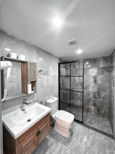 Bilik mandi di Golde bubble camp