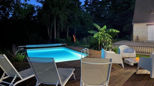 une cour avec une piscine, des chaises et une table dans l'établissement Le Loft, à Port-Sainte-Foy-et-Ponchapt