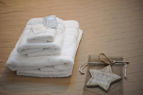 a pile of towels and a star on a table at La Bergerie Du Château De Pommeuse in Pommeuse