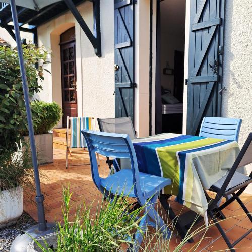 a table and chairs sitting on a patio at Cocooning et plages in Capbreton