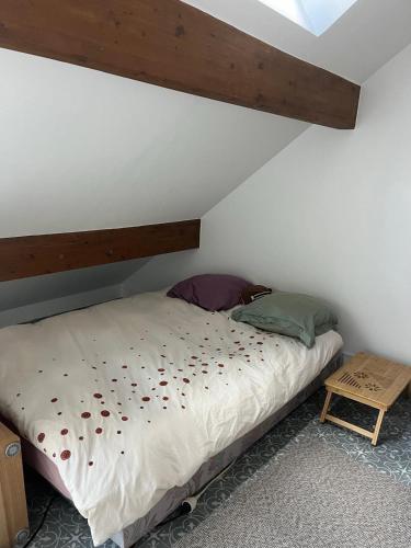 une chambre avec un lit avec une tête de lit en bois dans l'établissement Studio chambre en mezzanine, à Meudon