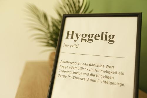 a picture of a sign in a frame at Ferienwohnung Hyggelig in Waldershof