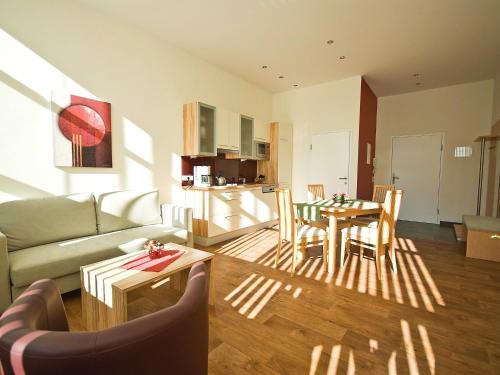 sala de estar con sofá y mesa en Apartments Obernosterer, en Kaprun