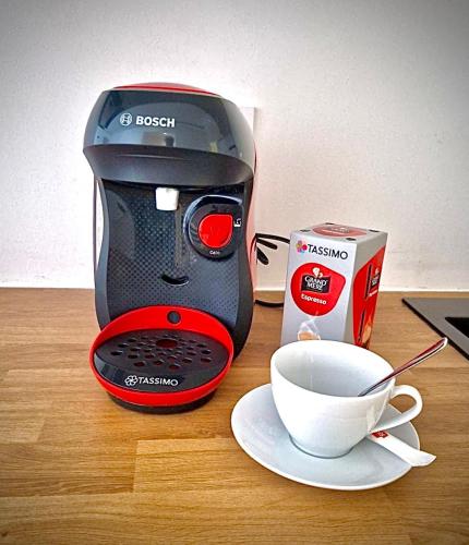 - une cafetière et une tasse de café sur une table dans l'établissement Nouvel appart cosy, centre Tours, à Tours