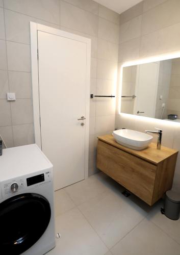New luxury air-conditioned apartment, with jacuzzi, free parking and gardens