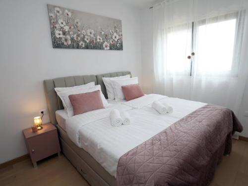New luxury air-conditioned apartment, with jacuzzi, free parking and gardens