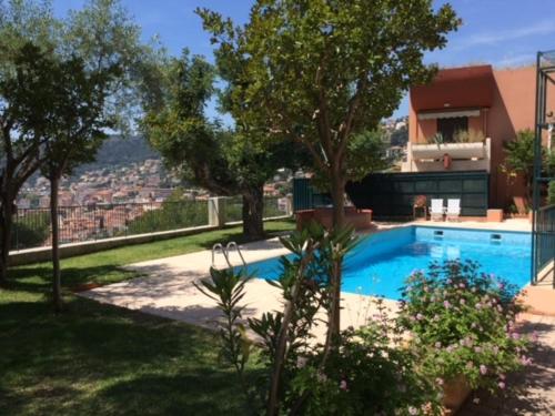 une piscine dans la cour d'une maison dans l'établissement romantica costa azzurra, à Villefranche-sur-Mer