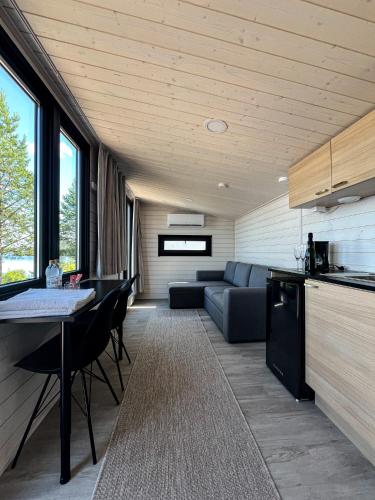 un soggiorno con un divano e un tavolo di Halsuan Helmi a Halsua