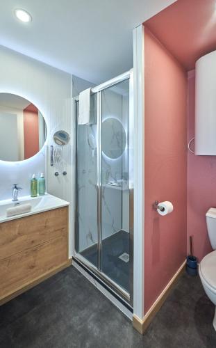 une salle de bain avec douche et toilettes dans l'établissement Le Madeleine chez les M by Primo C0nciergerie, à Nevers