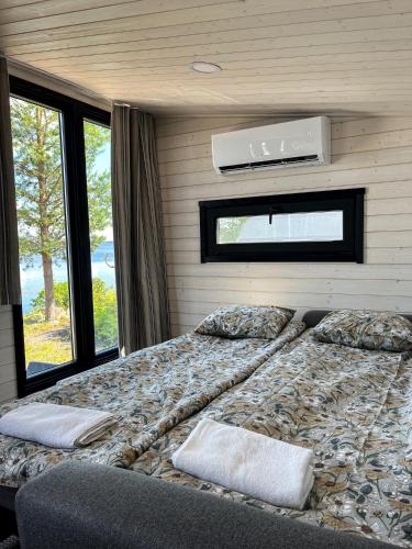 una camera da letto con un letto in una stanza con una finestra di Halsuan Helmi a Halsua