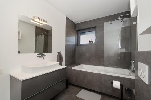 Green view apartment photo 3