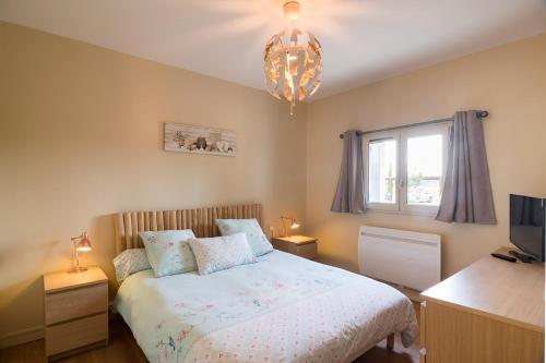 Ένα ή περισσότερα κρεβάτια σε δωμάτιο στο Villa avec piscine privée à la campagne proche de la mer sud de la France