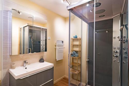 Ένα μπάνιο στο Villa avec piscine privée à la campagne proche de la mer sud de la France