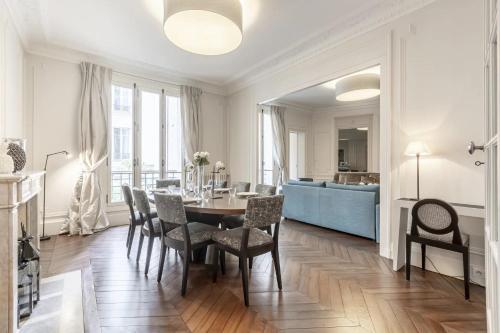 un salon avec une table et des chaises de salle à manger dans l'établissement Sublime Appartement de Charme, à Paris