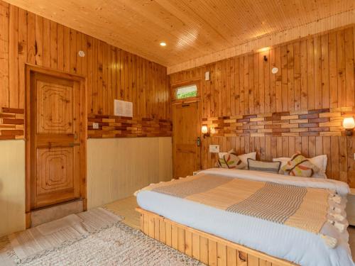 Una cama o camas en una habitación de Moustache Shoja, Jibhi