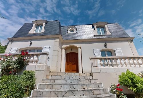 Stunning House 5-Bedrooms for 9P- 20min from Paris