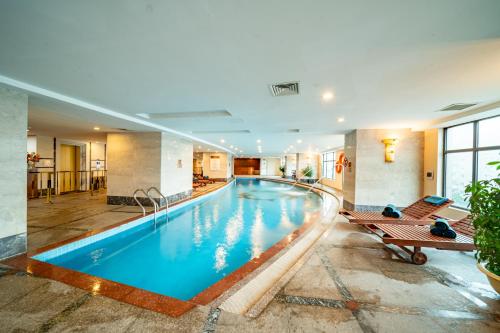 Bazén v ubytování Muong Thanh Grand Hanoi Hotel nebo v jeho okolí