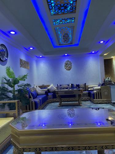 a large living room with a large tub in the middle at Villa vue mere 3 chambre et 2 salon salle de fetes in Kenitra