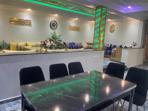 a conference room with a table and chairs at Villa vue mere 3 chambre et 2 salon salle de fetes in Kenitra
