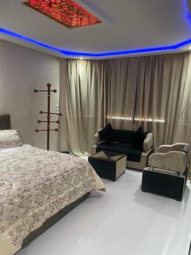 a bedroom with a bed and a couch at Villa vue mere 3 chambre et 2 salon salle de fetes in Kenitra