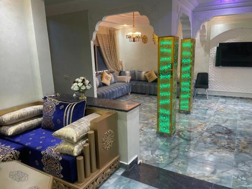 a living room with a couch and a mirror at Villa vue mere 3 chambre et 2 salon salle de fetes in Kenitra