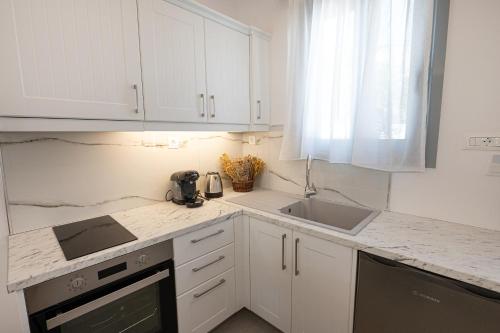 Η κουζίνα ή μικρή κουζίνα στο Sophie's Apartments 3&4