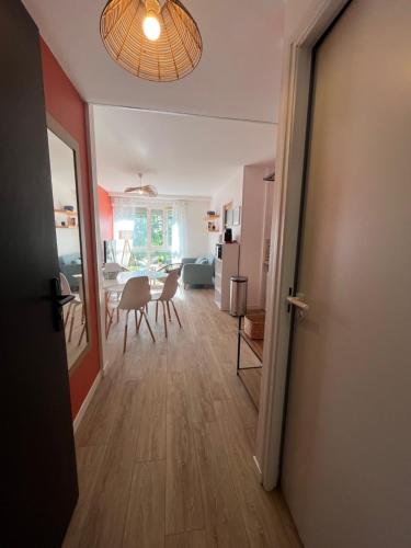 un couloir avec une salle à manger et une table à manger dans l'établissement La Tour Saint-Nicolas, à La Rochelle