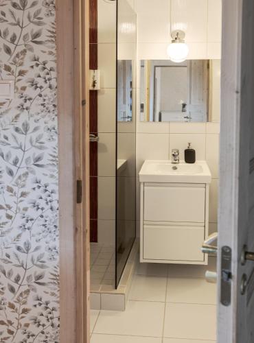 a bathroom with a sink and a shower at Külaliskorter Kärdlas in Kärdla
