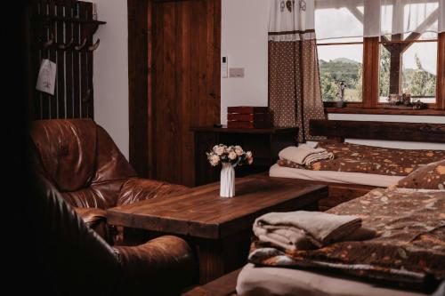 a living room with a leather chair and a table at BUBLA CITY RANCH in Kopřivnice