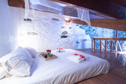 a bed in a room with an ice wall at Baddi Di La Predda - Happy Rentals in Sassari