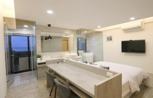 a large bedroom with a bed and a bathroom at Wangan 175 B&B in Shui-wa-chüeh