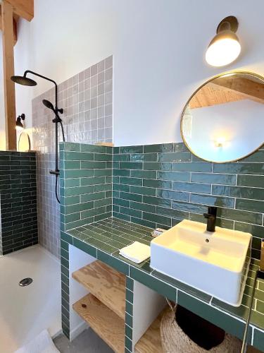 une salle de bain avec un lavabo et un miroir dans l'établissement Villa San Joseph, à Cargèse