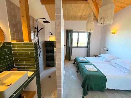 - une chambre avec 2 lits et une salle de bains avec lavabo dans l'établissement Villa San Joseph, à Cargèse